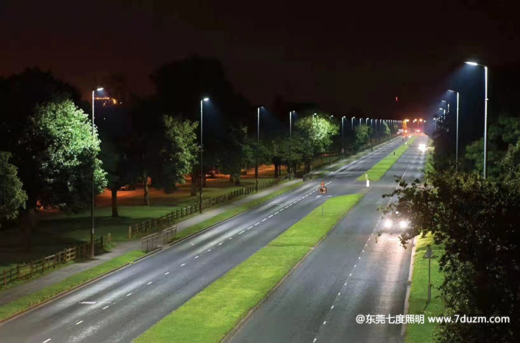 双向4车道10米高道路路灯杆+200WLED路灯照明效果